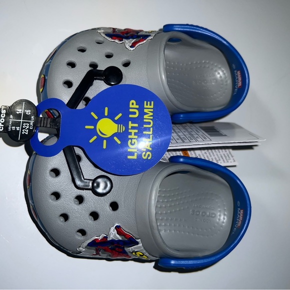 Spider-Man Crocs - Picture 2 of 3